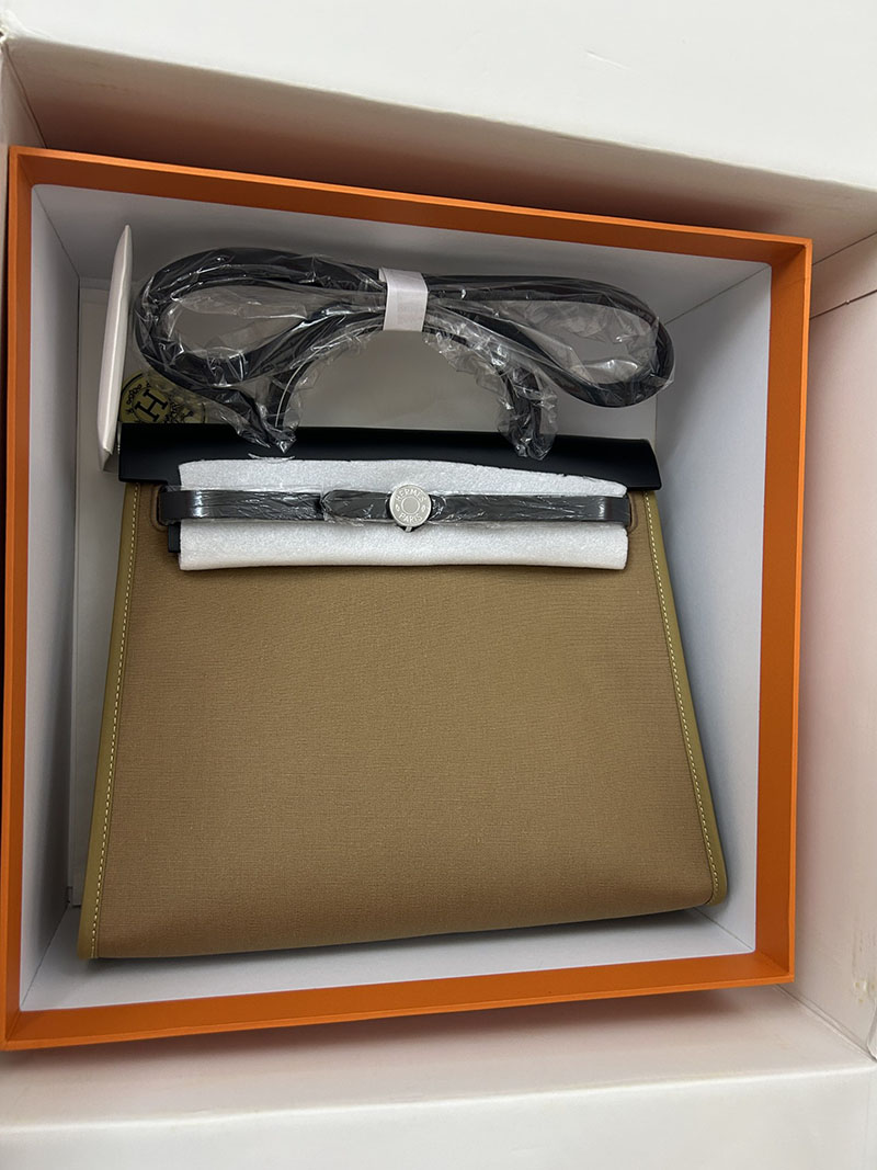 人気色 H品 エルメス エールバッグジップ 31 PM 黒 ブラック/トレンチ トワルアッシュ シルバー金具 2517793 エールバッグジップ 使い勝手 - 画像 (2)