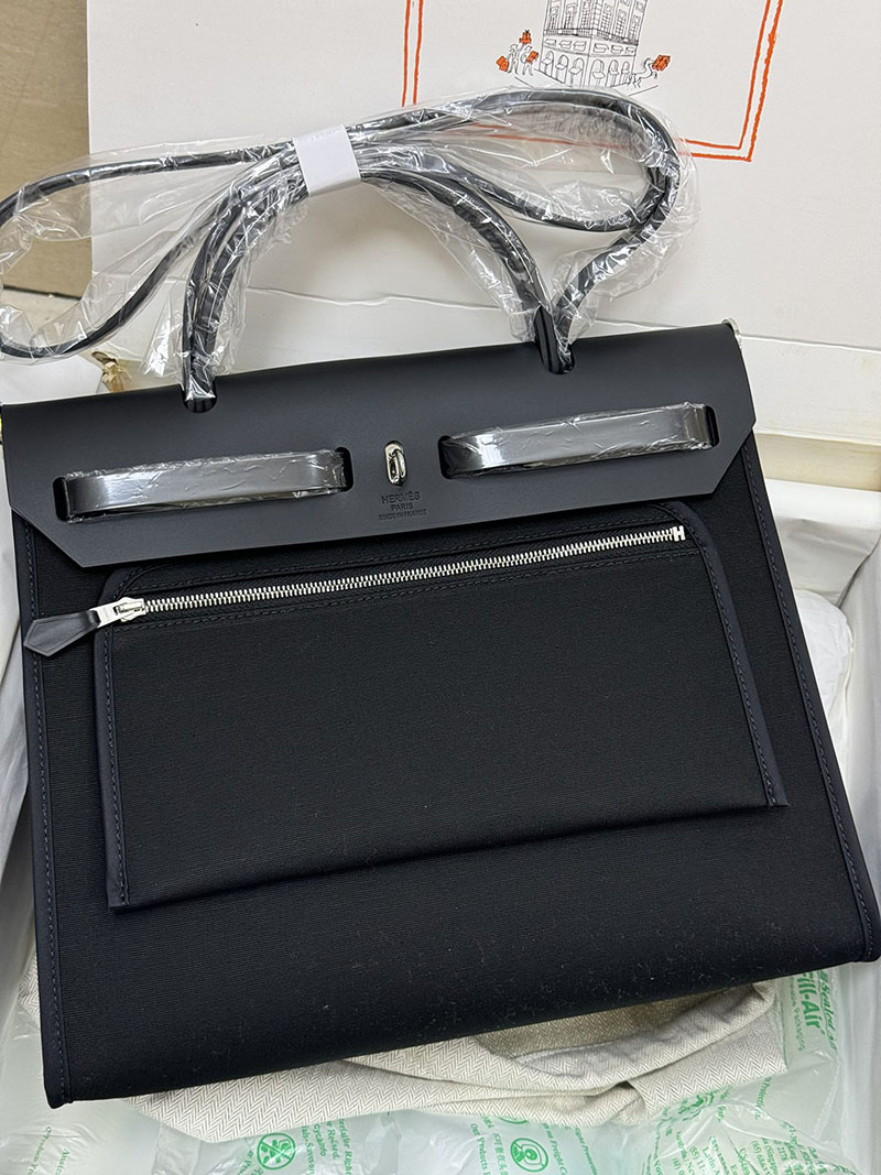 人気色 H品 エルメス エールバッグジップ 31 PM 黒 ブラック トワルアッシュ シルバー金具 2517794 エールバッグジップ 使い勝手 - 画像 (6)