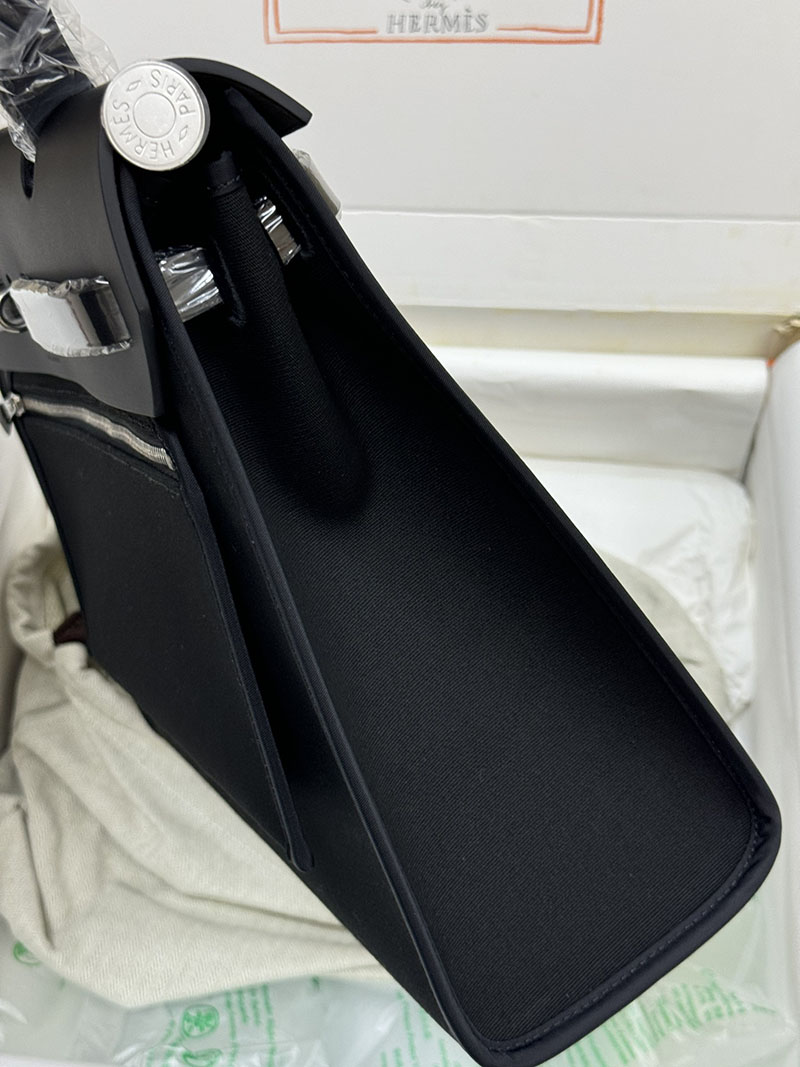 人気色 H品 エルメス エールバッグジップ 31 PM 黒 ブラック トワルアッシュ シルバー金具 2517794 エールバッグジップ 使い勝手 - 画像 (4)