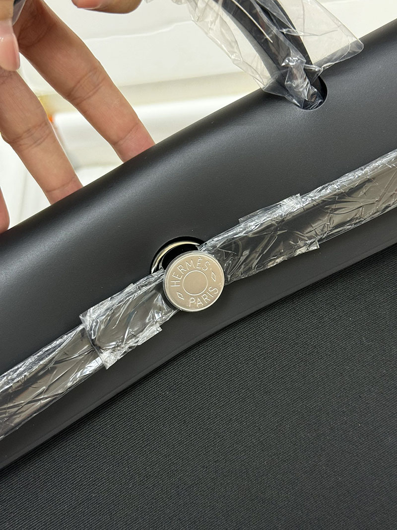 人気色 H品 エルメス エールバッグジップ 31 PM 黒 ブラック トワルアッシュ シルバー金具 2517794 エールバッグジップ 使い勝手 - 画像 (3)