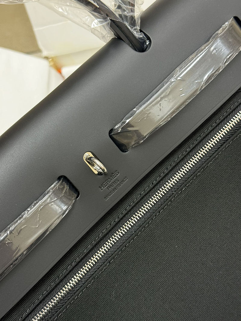 人気色 H品 エルメス エールバッグジップ 31 PM 黒 ブラック トワルアッシュ シルバー金具 2517794 エールバッグジップ 使い勝手 - 画像 (2)
