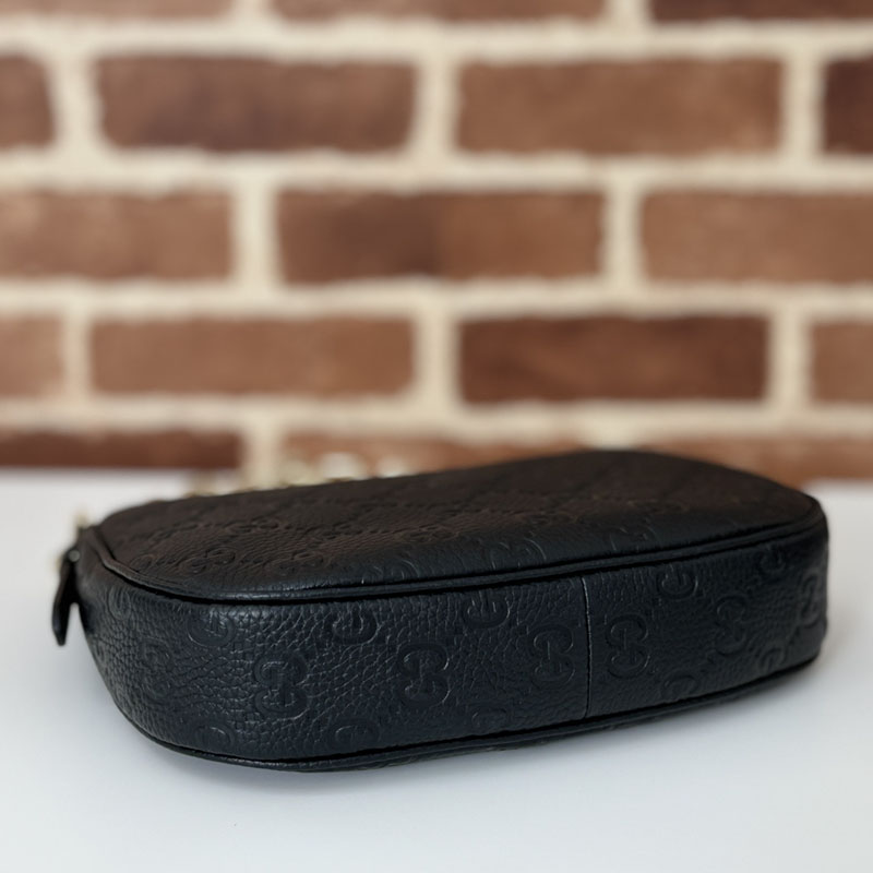 グッチ バッグ 人気 GUCCI GGエンブレム スモール ショルダーバッグ 815409 AAEEM 1000 ブラック グッチ ショルダーバッグ人気 - 画像 (4)