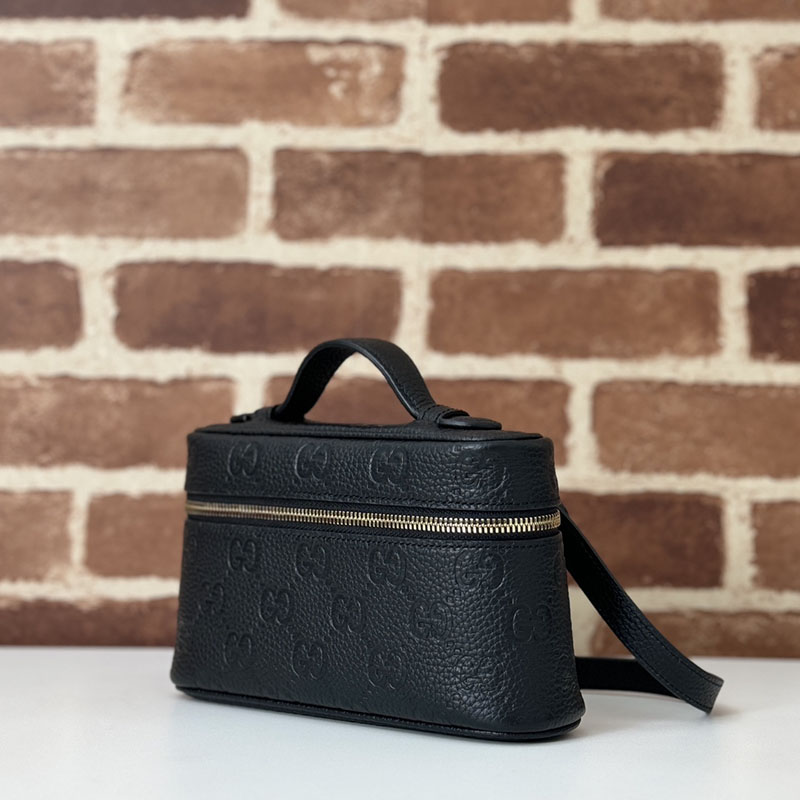 グッチ バッグ 人気 GUCCI GG EMBLEM SUPER MINI BAG 815949 AAEEM 1000 ブラック gucci 化粧ポーチ 黒 - 画像 (6)