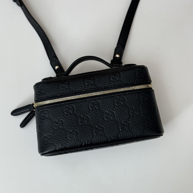 グッチ バッグ 人気 GUCCI GG EMBLEM SUPER MINI BAG 815949 AAEEM 1000 ブラック gucci 化粧ポーチ 黒 - 画像 (3)