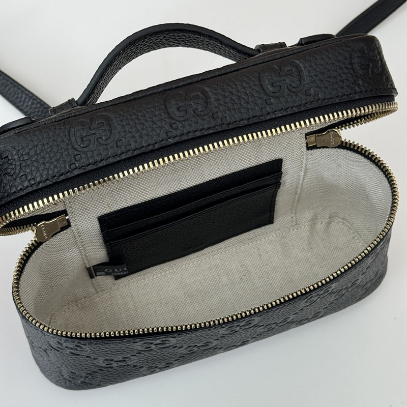グッチ バッグ 人気 GUCCI GG EMBLEM SUPER MINI BAG 815949 AAEEM 1000 ブラック gucci 化粧ポーチ 黒 - 画像 (2)