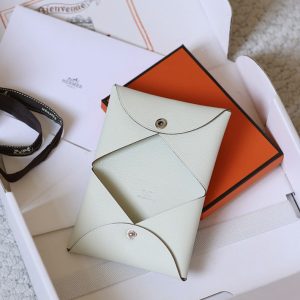 エルメス カードケース カルヴィ 使い勝手