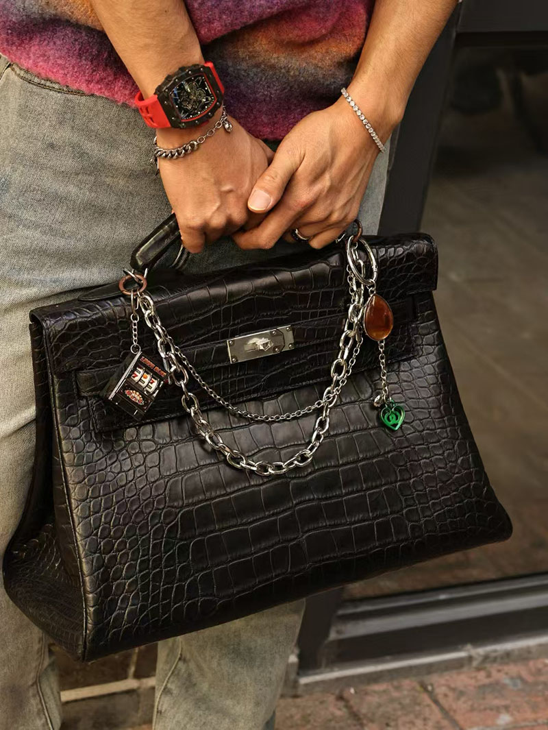 メンズ ケリーバッグ HERMES ケリー40 メンズ 黒 ブラック クロコダイル アリゲーターマット シルバー金具 2519455 - 画像 (9)
