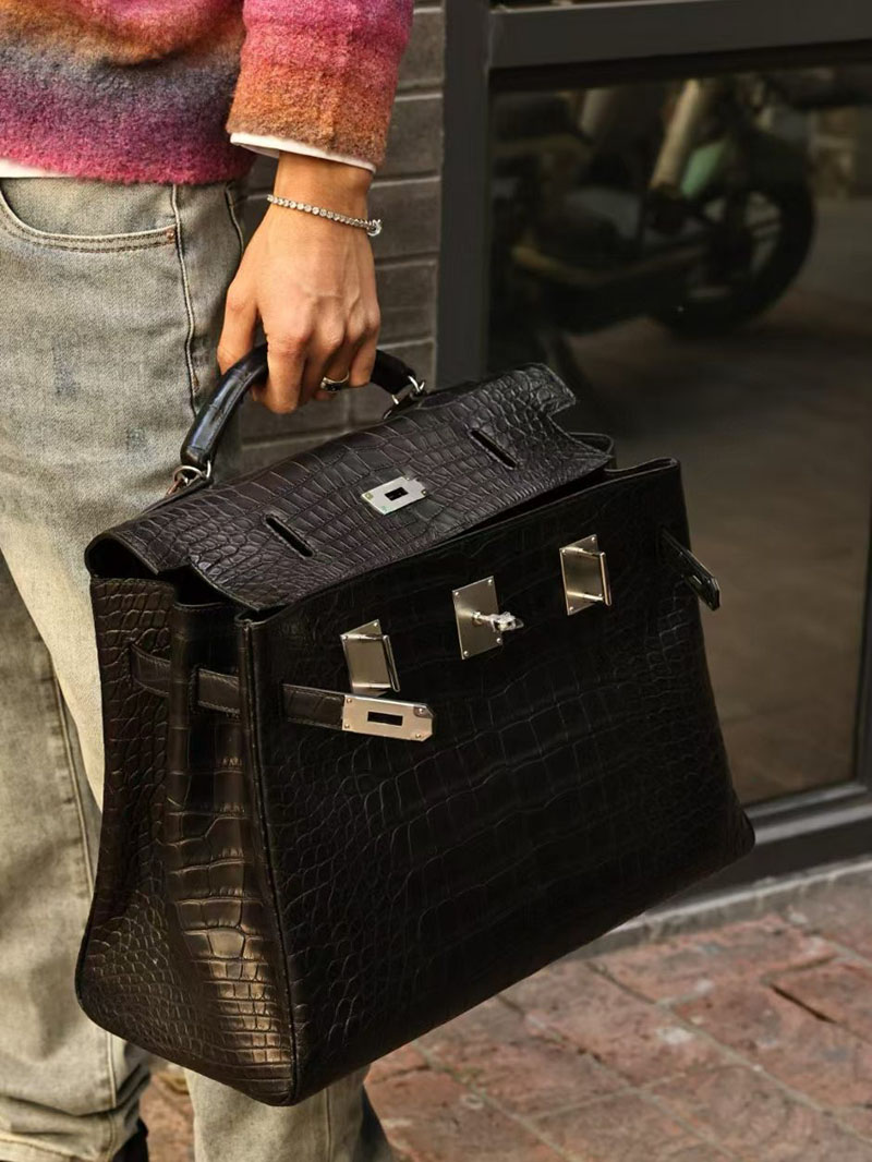 メンズ ケリーバッグ HERMES ケリー40 メンズ 黒 ブラック クロコダイル アリゲーターマット シルバー金具 2519455 - 画像 (6)