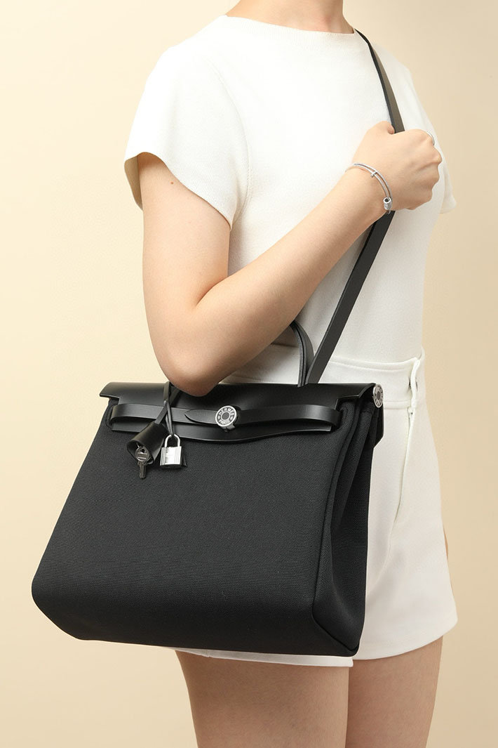 エルメス エールバッグジップ 31 PM 黒 ブラック トワルアッシュ シルバー金具 2518536 エールバッグジップ31 コーデ - 画像 (2)