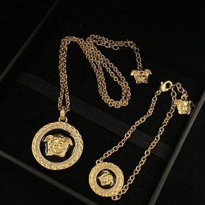 ヴェルサーチ アウトレット 値段