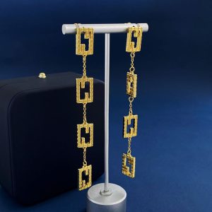 ハイブランド ピアス 安い