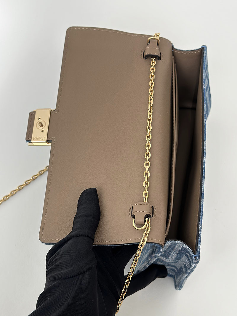 フェンディ 人気バッグ FENDI 財布ショルダー バゲット ブルーデニム調FFジャカード 財布 8M0498AUNJF1SKL - 画像 (2)