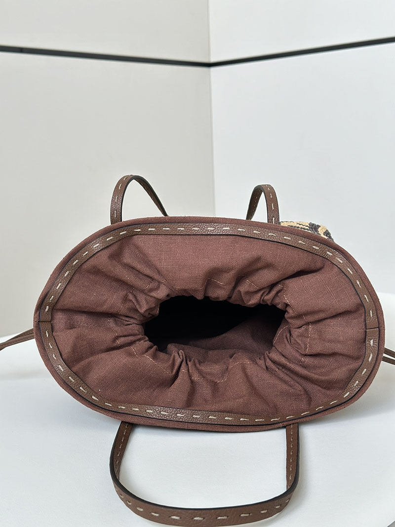 フェンディ 人気バッグ FENDI ロール スモール ブラウンFFラフィア クロシェ スリム クラッチ付きトートバッグ 8BH424AS3BF1PII - 画像 (4)