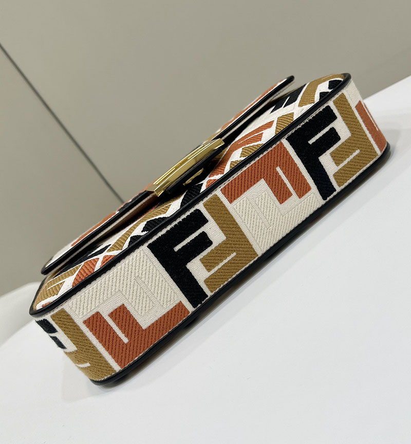 フェンディ 人気バッグ FENDI バゲット マルチカラーキャンバス バッグ FF刺繍 8BR600ARC2F1OQ6 - 画像 (7)