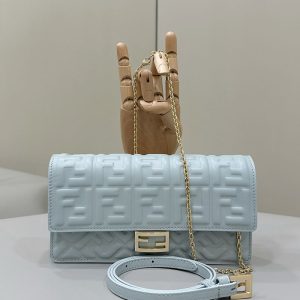 fendi チェーンウォレット