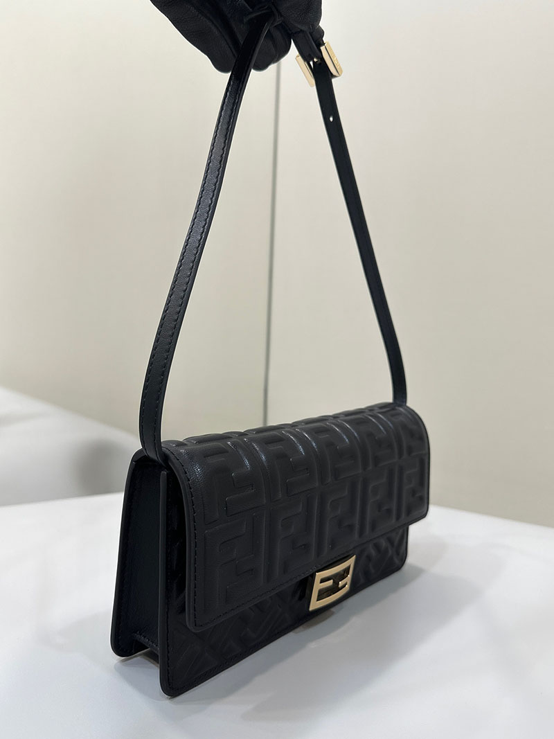 フェンディ 人気バッグ FENDI バゲット チェーン付き 長財布 ブラックナッパレザー 財布 8M0365AAJDF0KUR - 画像 (9)