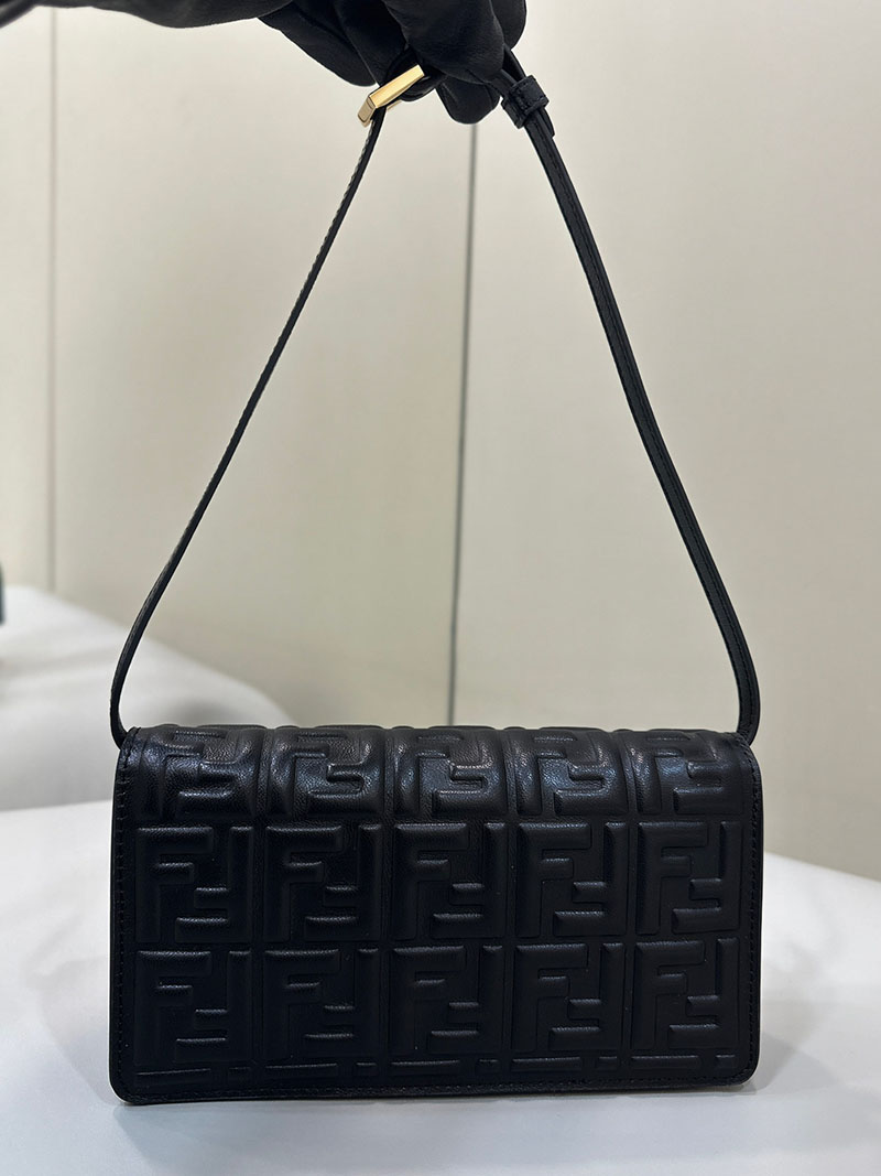 フェンディ 人気バッグ FENDI バゲット チェーン付き 長財布 ブラックナッパレザー 財布 8M0365AAJDF0KUR - 画像 (8)