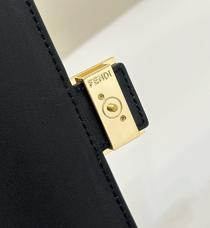 フェンディ 人気バッグ FENDI バゲット チェーン付き 長財布 ブラックナッパレザー 財布 8M0365AAJDF0KUR - 画像 (4)