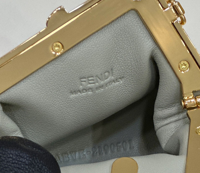 フェンディ 人気バッグ FENDI Nano Fendi First Charm レディース ナノファーストチャーム 2520109 フェンディファースト 使い勝手 - 画像 (5)