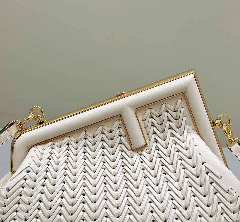フェンディ 人気バッグ FENDI クラッチ ショルダーバッグ 本革 Fendi First Small カメリア 8BP129APZ6F0VWM - 画像 (6)