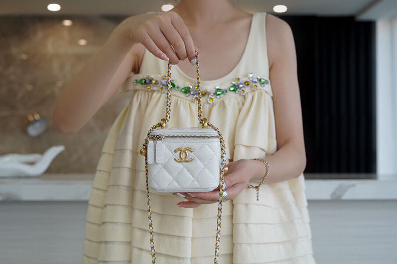 シャネル 新作バッグ H品 CHANEL 2025年春夏 クラシック スモール ヴァニティケース AP1340 B10583 10601 ホワイト - 画像 (8)