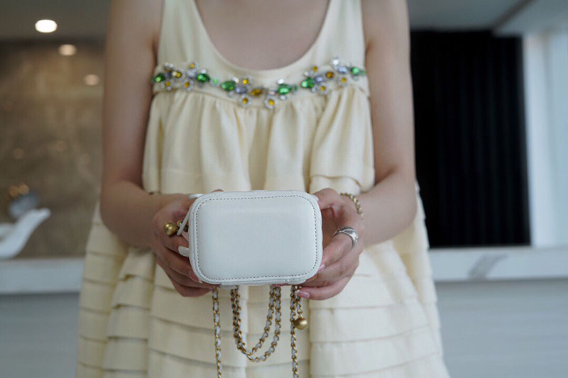 シャネル 新作バッグ H品 CHANEL 2025年春夏 クラシック スモール ヴァニティケース AP1340 B10583 10601 ホワイト - 画像 (7)
