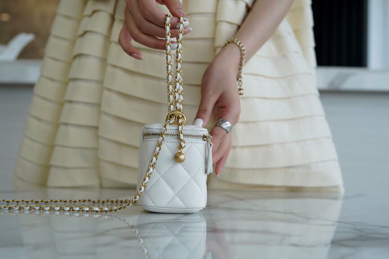 シャネル 新作バッグ H品 CHANEL 2025年春夏 クラシック スモール ヴァニティケース AP1340 B10583 10601 ホワイト - 画像 (6)