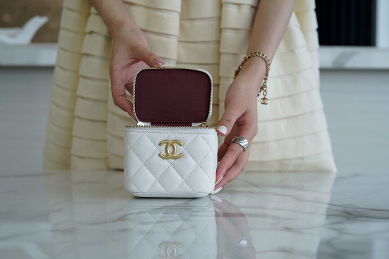 シャネル 新作バッグ H品 CHANEL 2025年春夏 クラシック スモール ヴァニティケース AP1340 B10583 10601 ホワイト - 画像 (4)