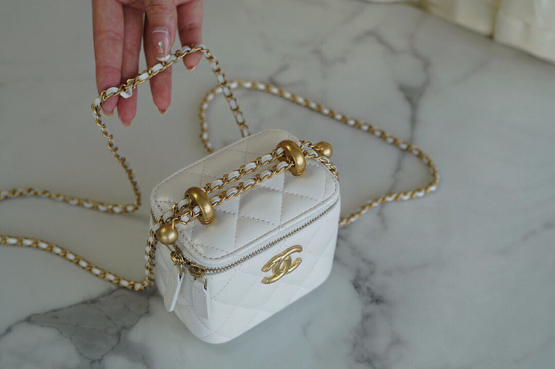 シャネル 新作バッグ H品 CHANEL 2025年春夏 クラシック スモール ヴァニティケース AP1340 B10583 10601 ホワイト - 画像 (2)