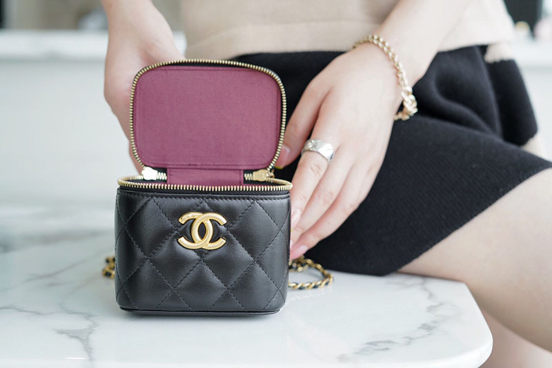 シャネル 新作バッグ H品 CHANEL 2025年春夏 クラシック スモール ヴァニティケース AP1340 B10583 C3906 ブラック - 画像 (4)