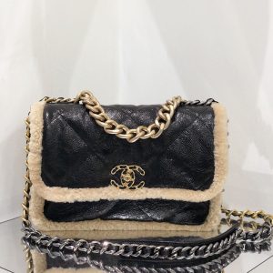 シャネル チェーンクラッチ 定価
