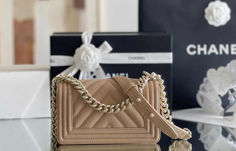 シャネル 新作バッグ H品 CHANEL シェブロン ボーイシャネル20 チェーンウォレット Vステッチ モカベージュ 2520234 ボーイシャネル ミニ - 画像 (8)