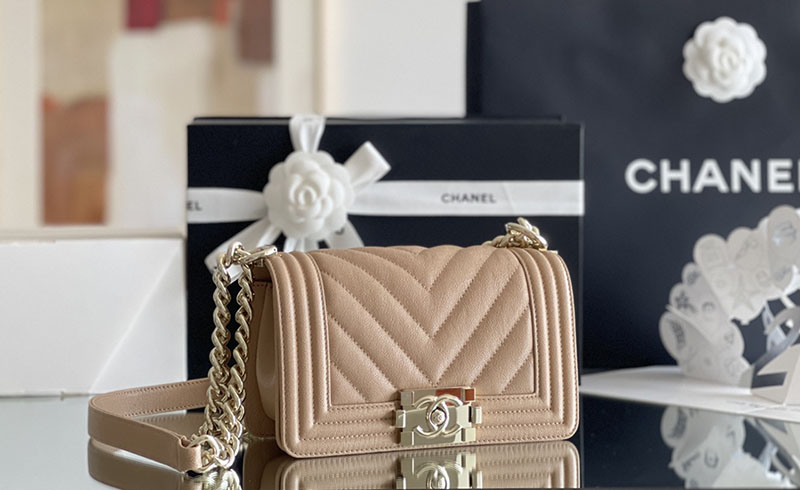 シャネル 新作バッグ H品 CHANEL シェブロン ボーイシャネル20 チェーンウォレット Vステッチ モカベージュ 2520234 ボーイシャネル ミニ - 画像 (7)