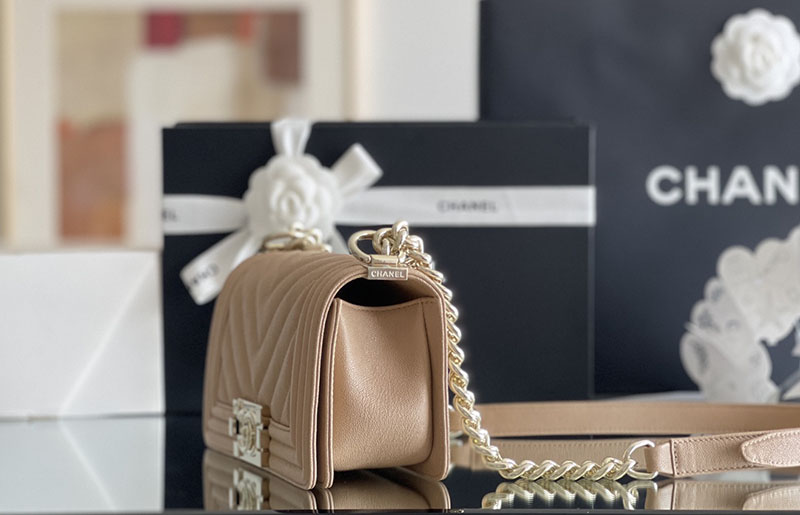 シャネル 新作バッグ H品 CHANEL シェブロン ボーイシャネル20 チェーンウォレット Vステッチ モカベージュ 2520234 ボーイシャネル ミニ - 画像 (6)
