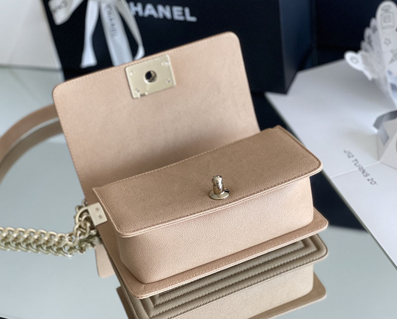 シャネル 新作バッグ H品 CHANEL シェブロン ボーイシャネル20 チェーンウォレット Vステッチ モカベージュ 2520234 ボーイシャネル ミニ - 画像 (3)