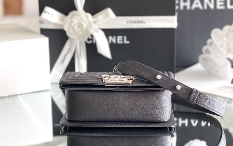 シャネル 新作バッグ H品 CHANEL シェブロン ボーイシャネル20 チェーンウォレット ブラック 2520236 ボーイシャネル チェーンウォレット - 画像 (5)