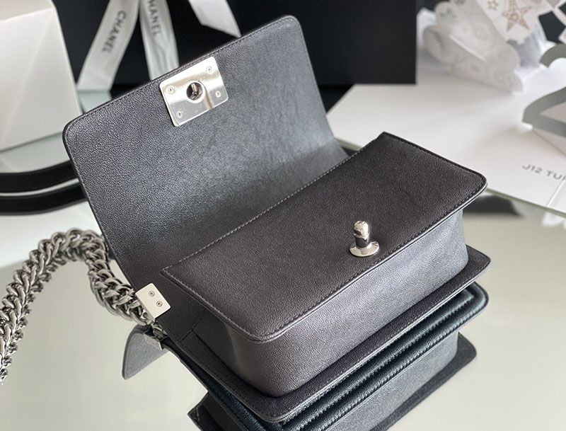 シャネル 新作バッグ H品 CHANEL シェブロン ボーイシャネル20 チェーンウォレット ブラック 2520236 ボーイシャネル チェーンウォレット - 画像 (4)