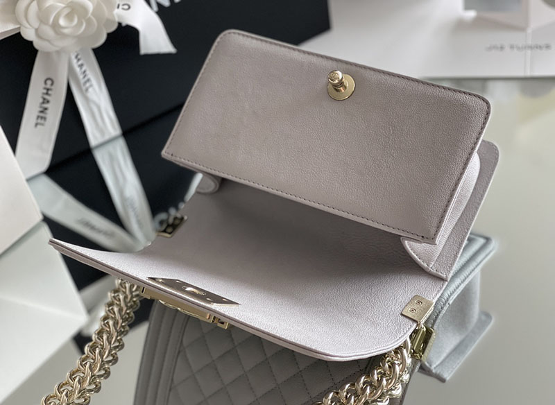 シャネル 新作バッグ H品 CHANEL シェブロン ボーイシャネル20 チェーンウォレット グレー 2520238 ボーイシャネル スモール - 画像 (4)
