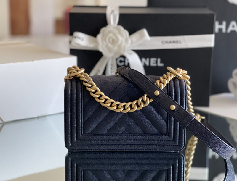 シャネル 新作バッグ H品 CHANEL シェブロン ボーイシャネル20 チェーンウォレット ブルー 2520243 チェーンウォレット ママ 人気 - 画像 (9)