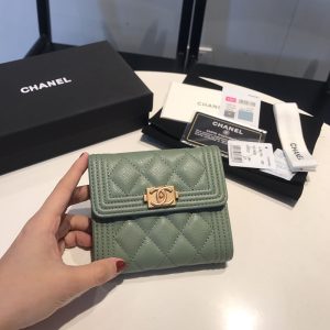 シャネル 三つ折り財布 定価