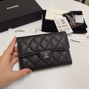 シャネルの財布を持つ 女