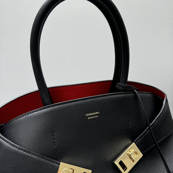 FERRAGAMO 新作バッグ フェラガモ バッグ アウトレット Hug ハンドバッグ(S) ブラック/バーガンディ 215608 767814 - 画像 (2)