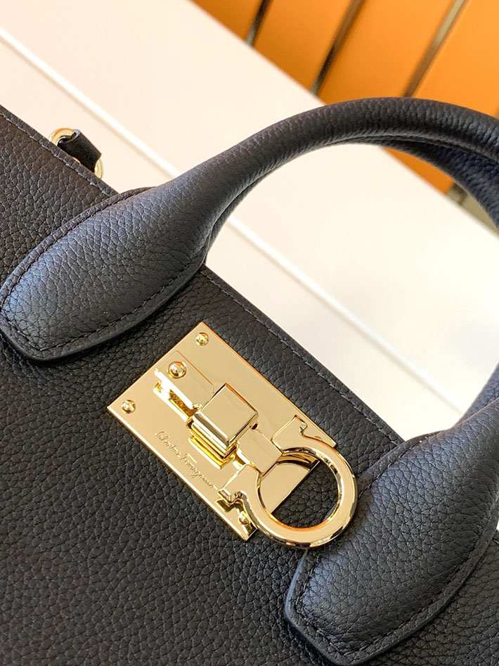 FERRAGAMO 新作バッグ フェラガモ バッグ アウトレット Ferragamo Studio bag (M) ステューディオバッグ スモール 21H159 718293 - 画像 (9)