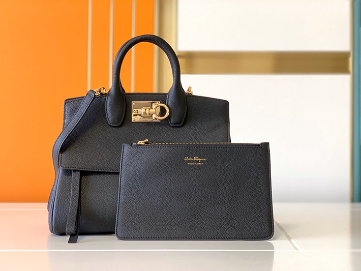 FERRAGAMO 新作バッグ フェラガモ バッグ アウトレット Ferragamo Studio bag (M) ステューディオバッグ スモール 21H159 718293 - 画像 (2)