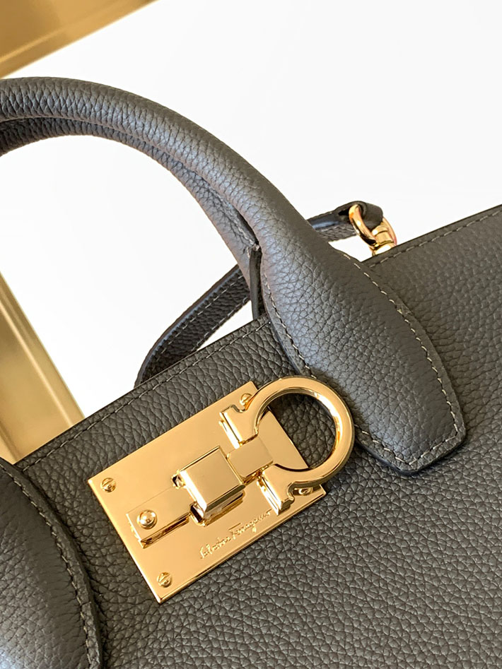 FERRAGAMO 新作バッグ フェラガモ バッグ アウトレット Ferragamo Studio bag (M) 21H159 2520513 レディース ferragamo バッグ人気 - 画像 (9)