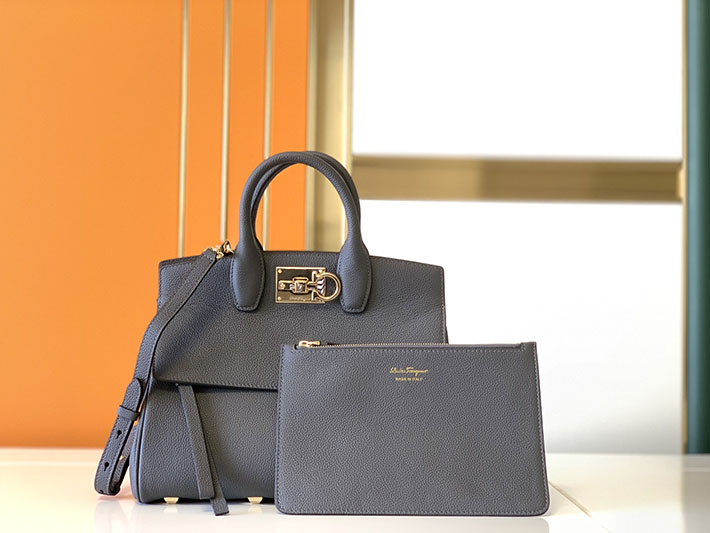FERRAGAMO 新作バッグ フェラガモ バッグ アウトレット Ferragamo Studio bag (M) 21H159 2520513 レディース ferragamo バッグ人気 - 画像 (2)