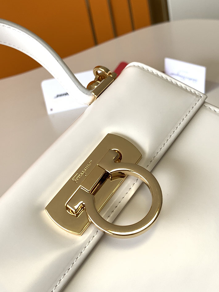 FERRAGAMO 新作バッグ フェラガモ バッグ アウトレット アイコニック トップハンドル (S) ホワイト 212193 749023 - 画像 (9)