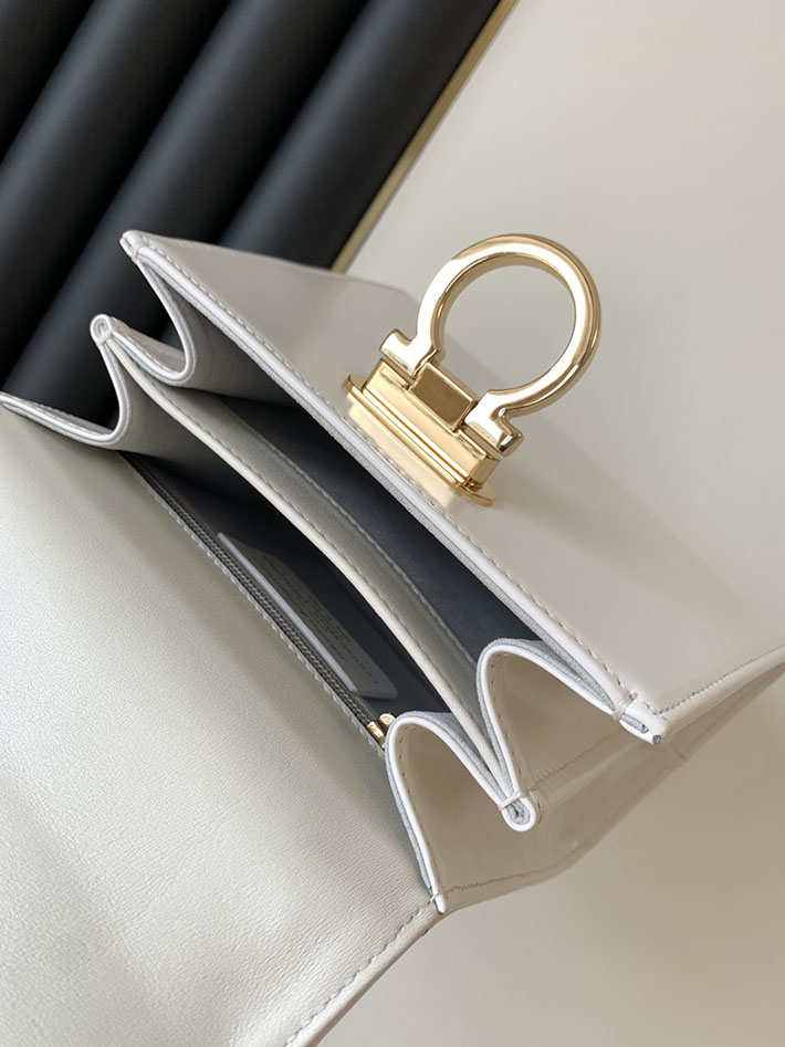 FERRAGAMO 新作バッグ フェラガモ バッグ アウトレット アイコニック トップハンドル (S) ホワイト 212193 749023 - 画像 (7)