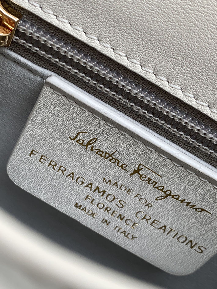 FERRAGAMO 新作バッグ フェラガモ バッグ アウトレット アイコニック トップハンドル (S) ホワイト 212193 749023 - 画像 (6)