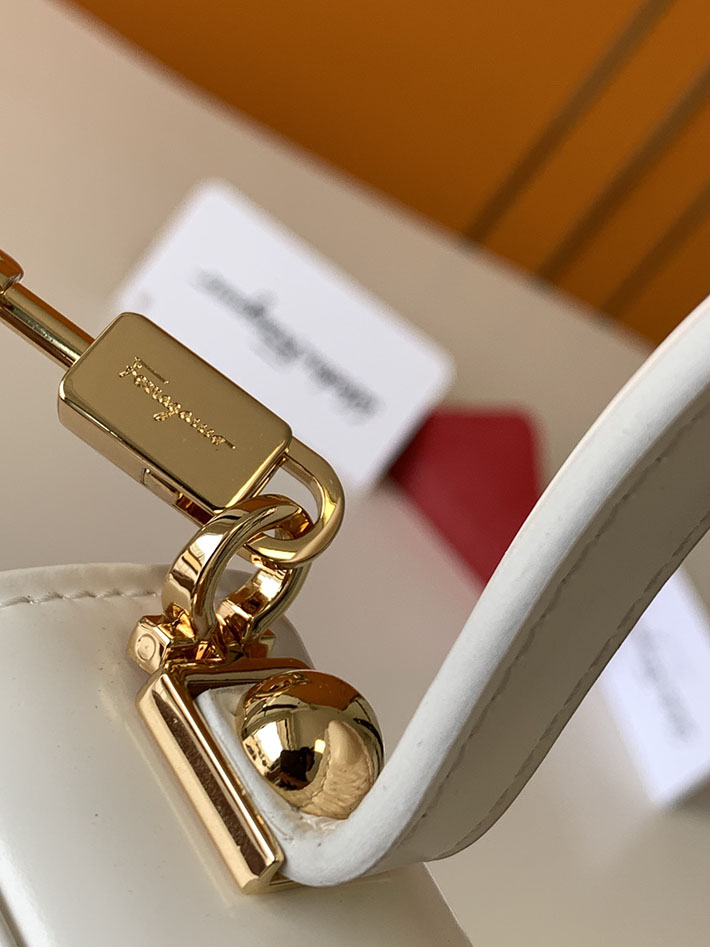 FERRAGAMO 新作バッグ フェラガモ バッグ アウトレット アイコニック トップハンドル (S) ホワイト 212193 749023 - 画像 (5)